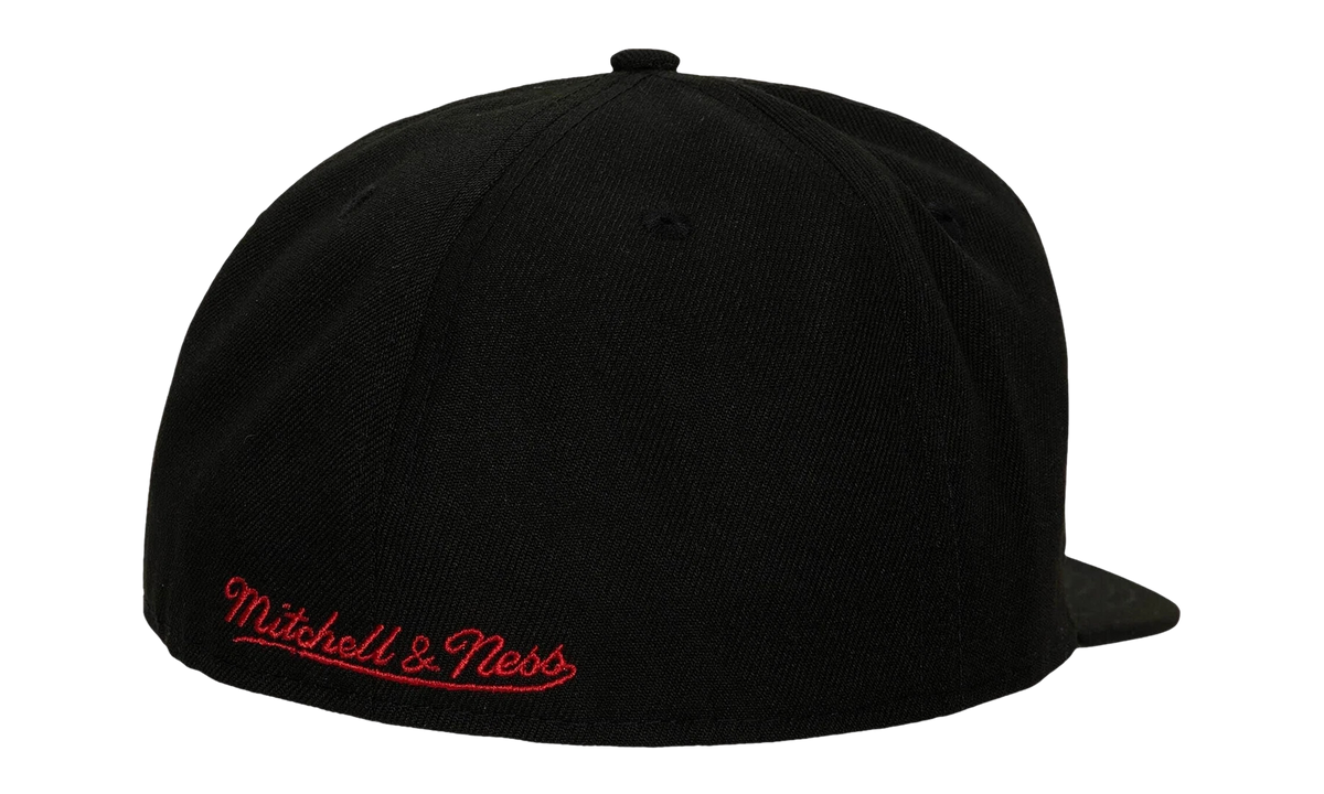 NBA Hardwood Classics Shark Bite Fitted Cap "Chicago Bulls - Black" HHSF3477 CBUYYPPPBLCK